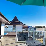 De Luxe Boutique & Rooftop